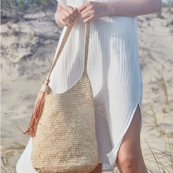 Elegant Mar Y Sol Raffia Open Weave Natural Bucket Bag - Made in Madagascar - Picture 5 of 9